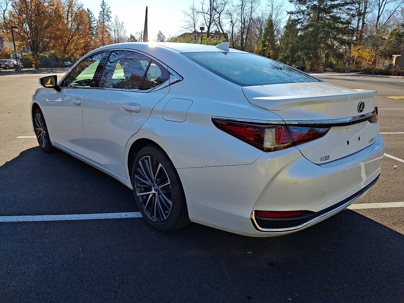 2023 Lexus ES 300h photo 3