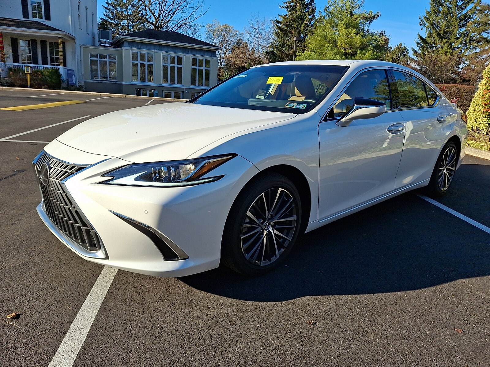 2023 Lexus ES 300h photo 2