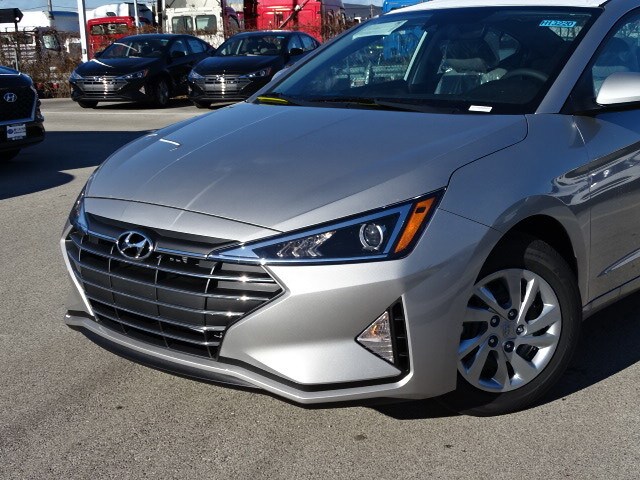 2020 Hyundai Elantra SE photo 2