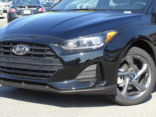 2020 Hyundai Veloster 2.0L Premium photo 2