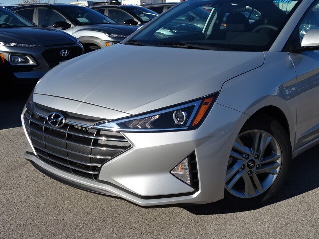 2020 Hyundai Elantra SEL photo 2