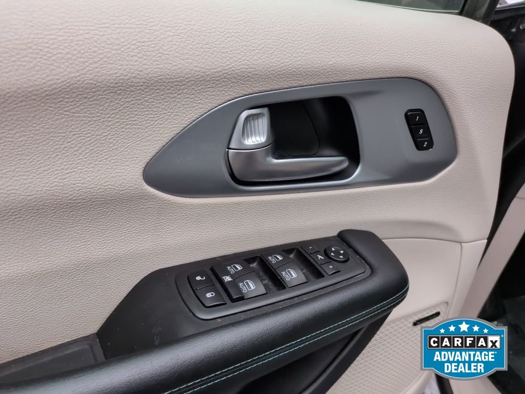 2020 Chrysler Pacifica Hybrid Limited - Photo 12