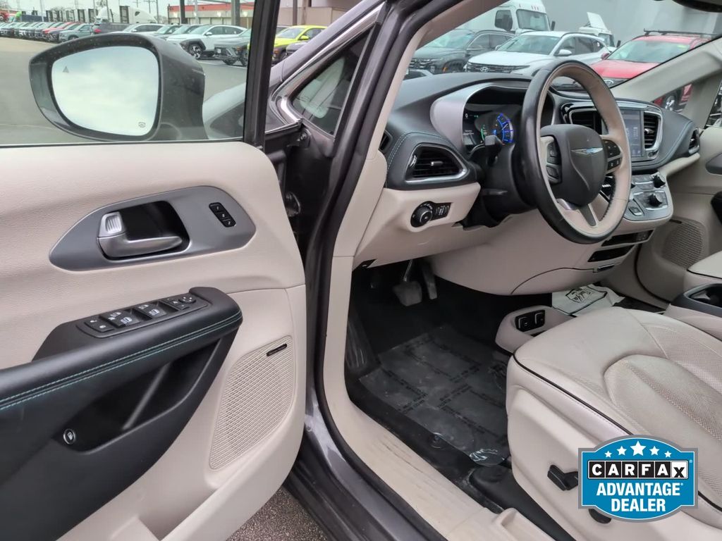 2020 Chrysler Pacifica Hybrid Limited - Photo 11
