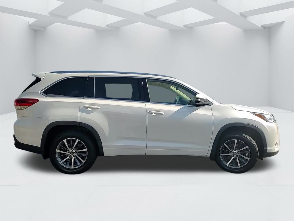 2017 Toyota Highlander SE XLE photo 2