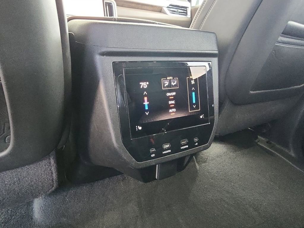 2025 GMC Yukon Denali Ultimate - Photo 21