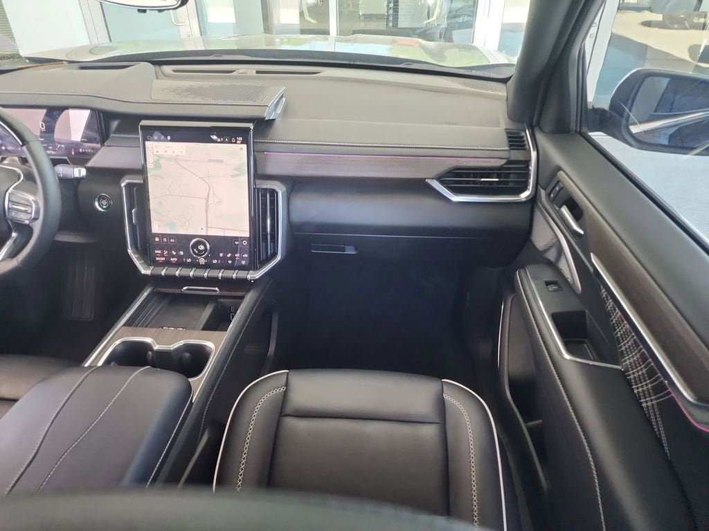 2025 GMC Acadia Denali - Photo 28