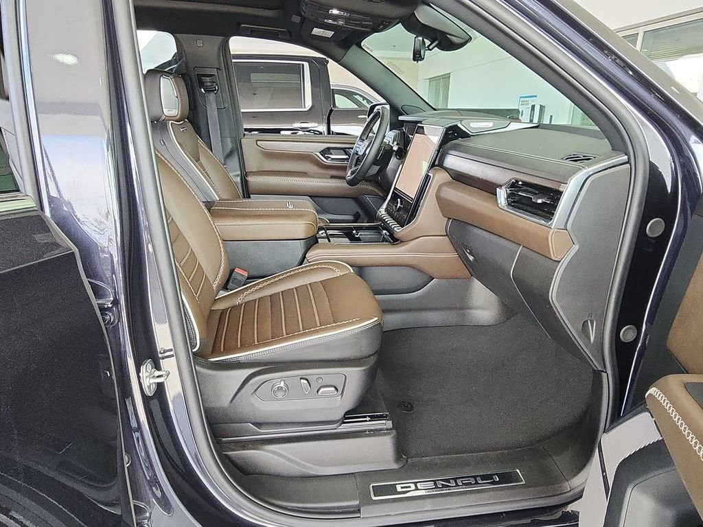 2025 GMC Yukon Denali Ultimate - Photo 28