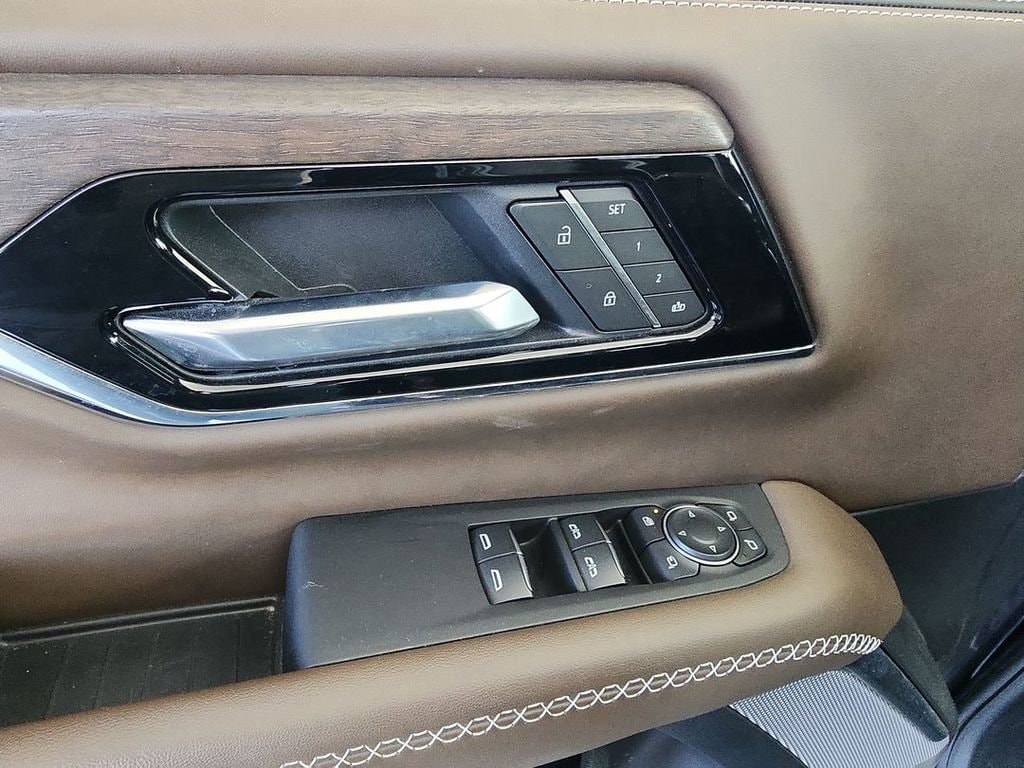 2025 GMC Yukon Denali Ultimate - Photo 23
