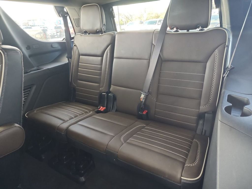 2025 GMC Yukon Denali Ultimate - Photo 37