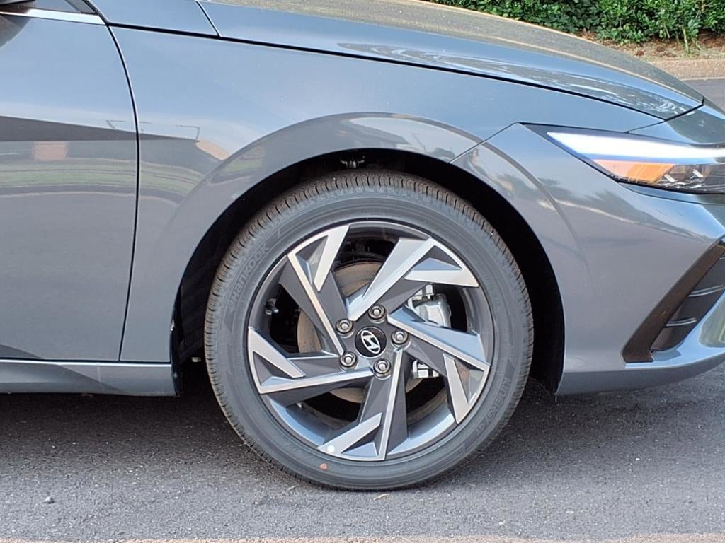 2025 Hyundai Elantra Limited - Photo 10