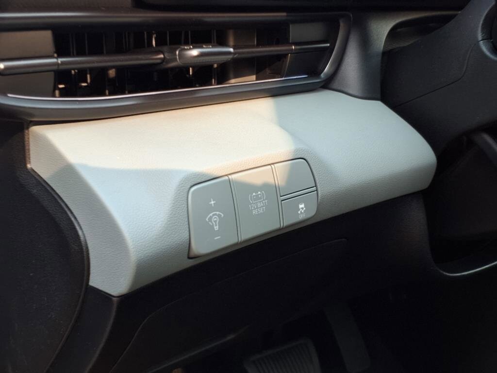 2025 Hyundai Elantra Limited - Photo 12