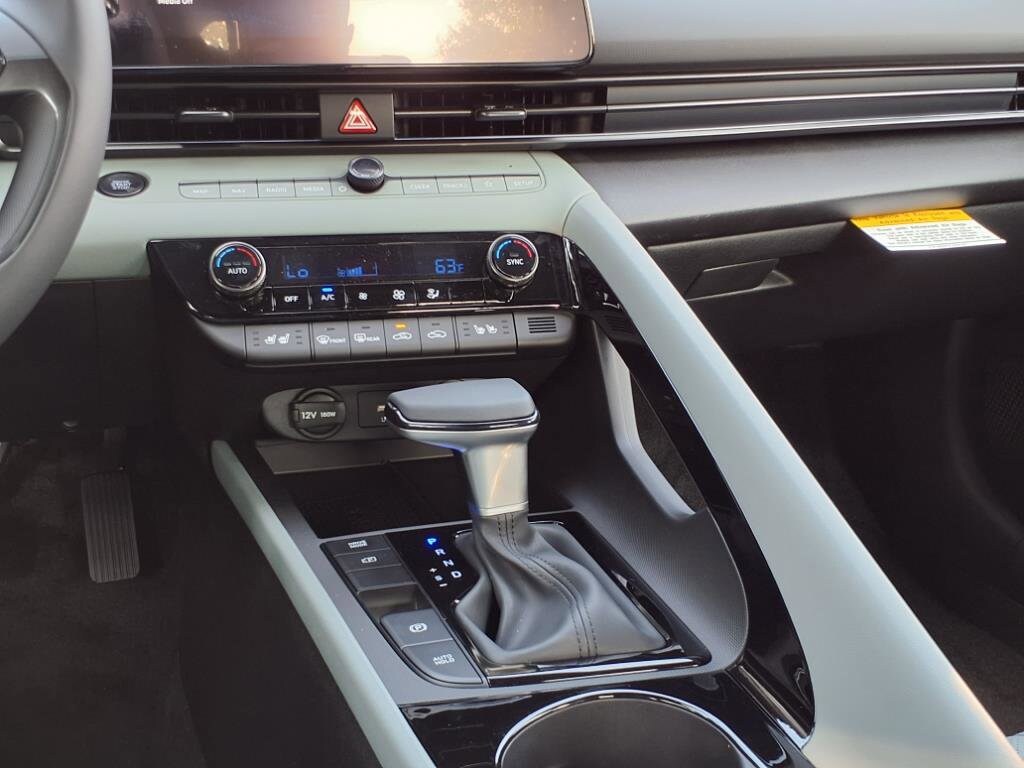 2025 Hyundai Elantra Limited - Photo 16