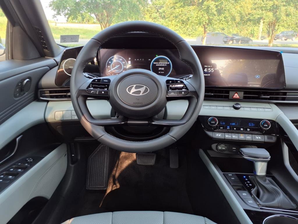 2025 Hyundai Elantra Limited - Photo 15