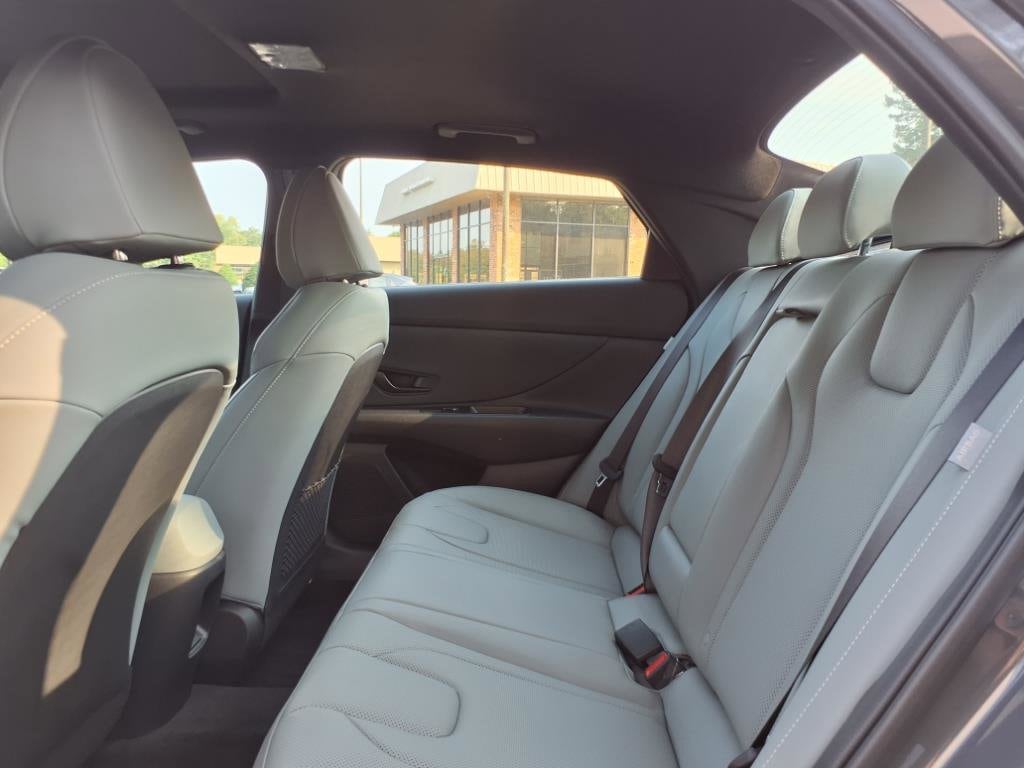 2025 Hyundai Elantra Limited - Photo 14