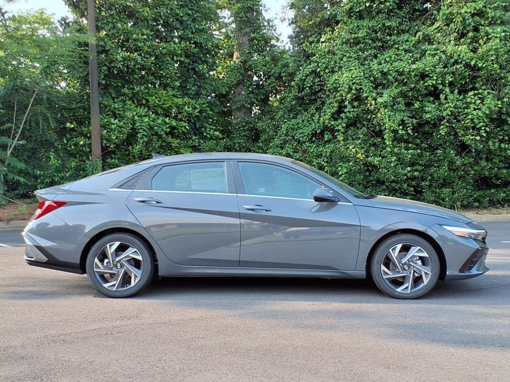 2025 Hyundai Elantra Limited - Photo 9
