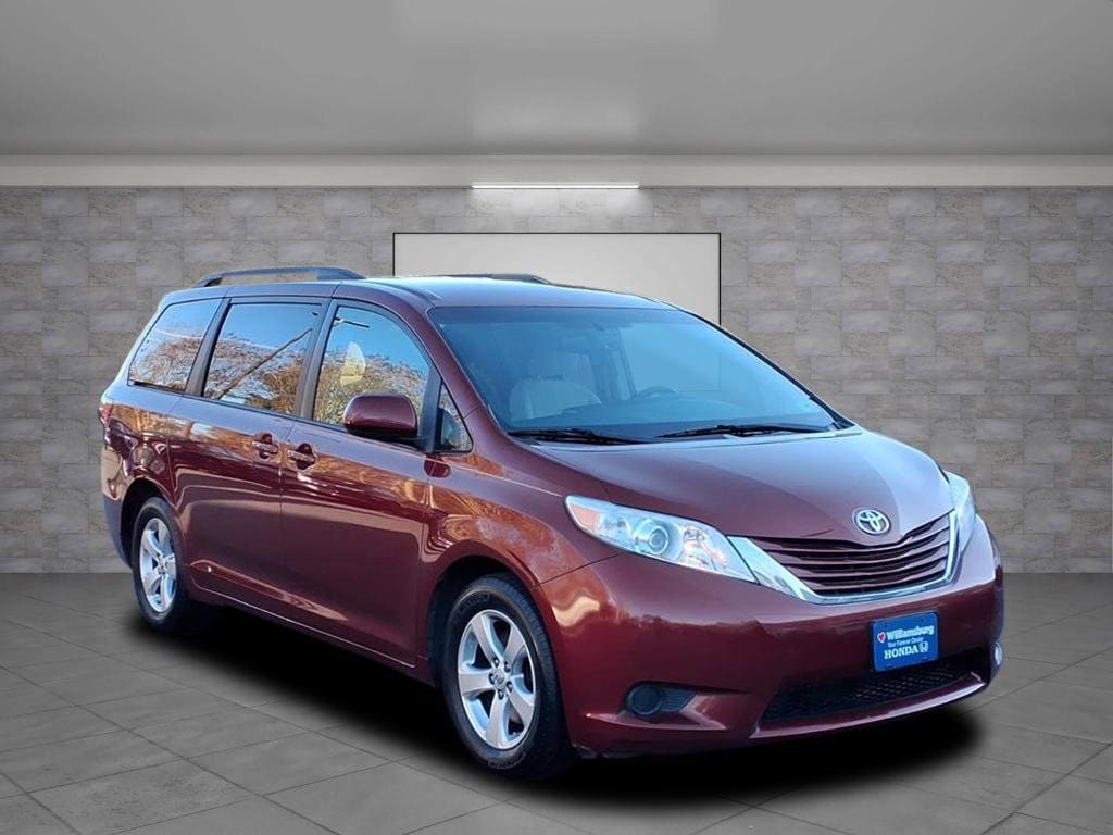 Used 2017 Toyota Sienna LE LE FWD 8-Passenger