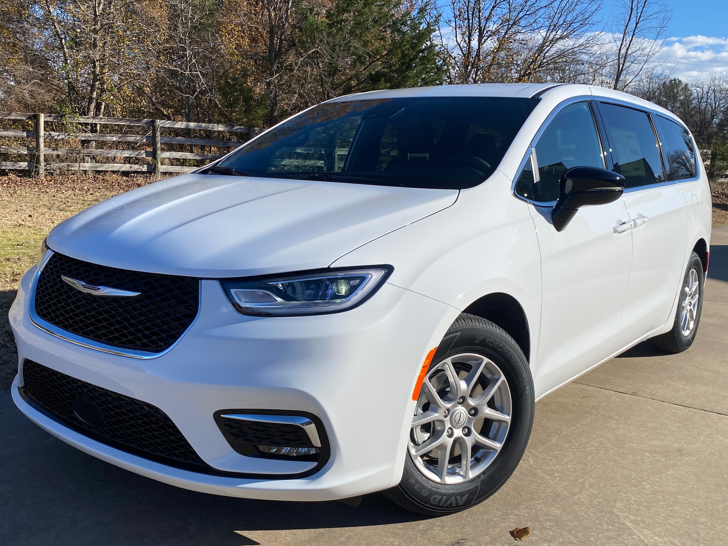 2026 Chrysler Pacifica Select's photo