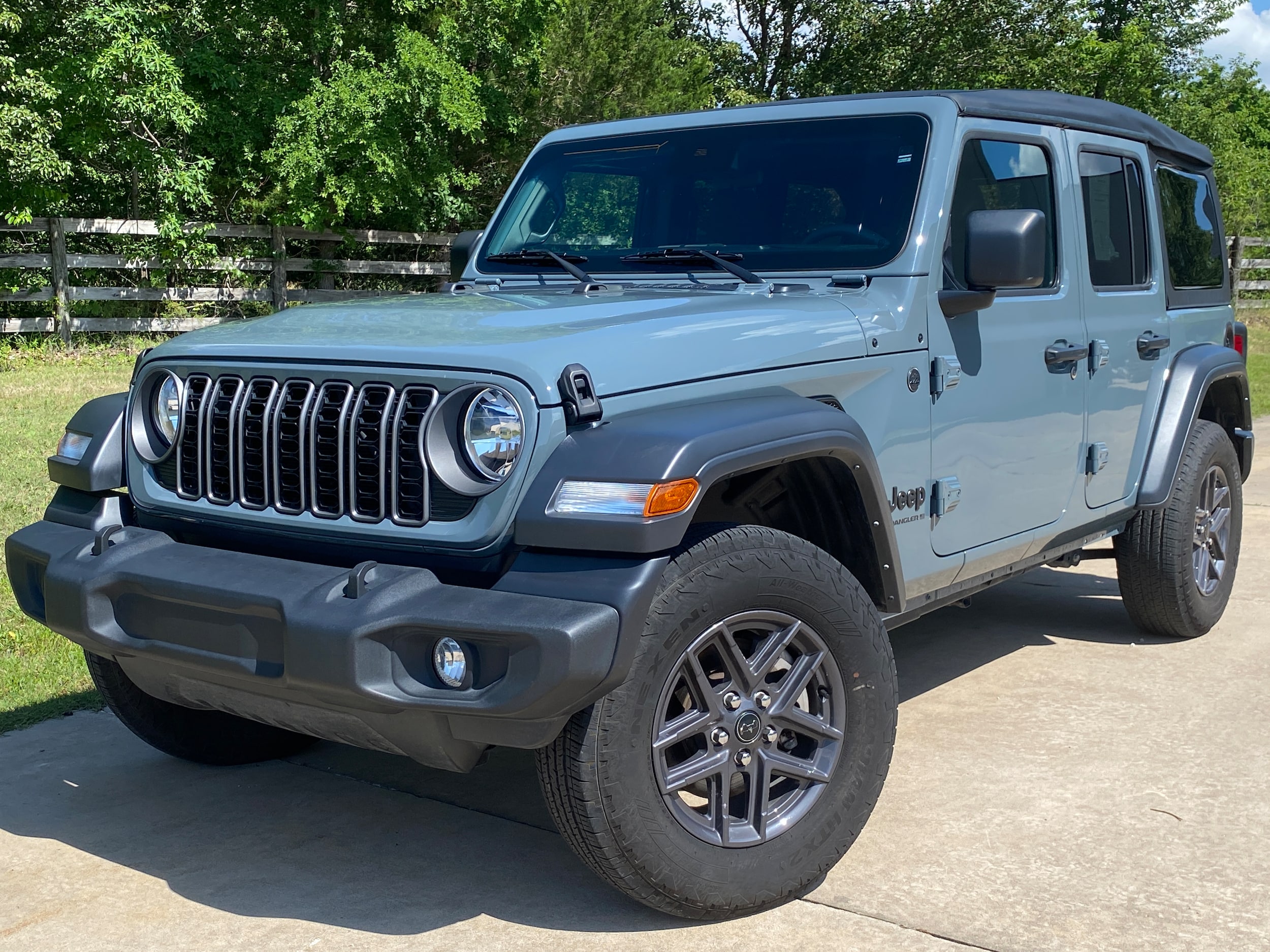 2025 Jeep Wrangler Sport S's photo
