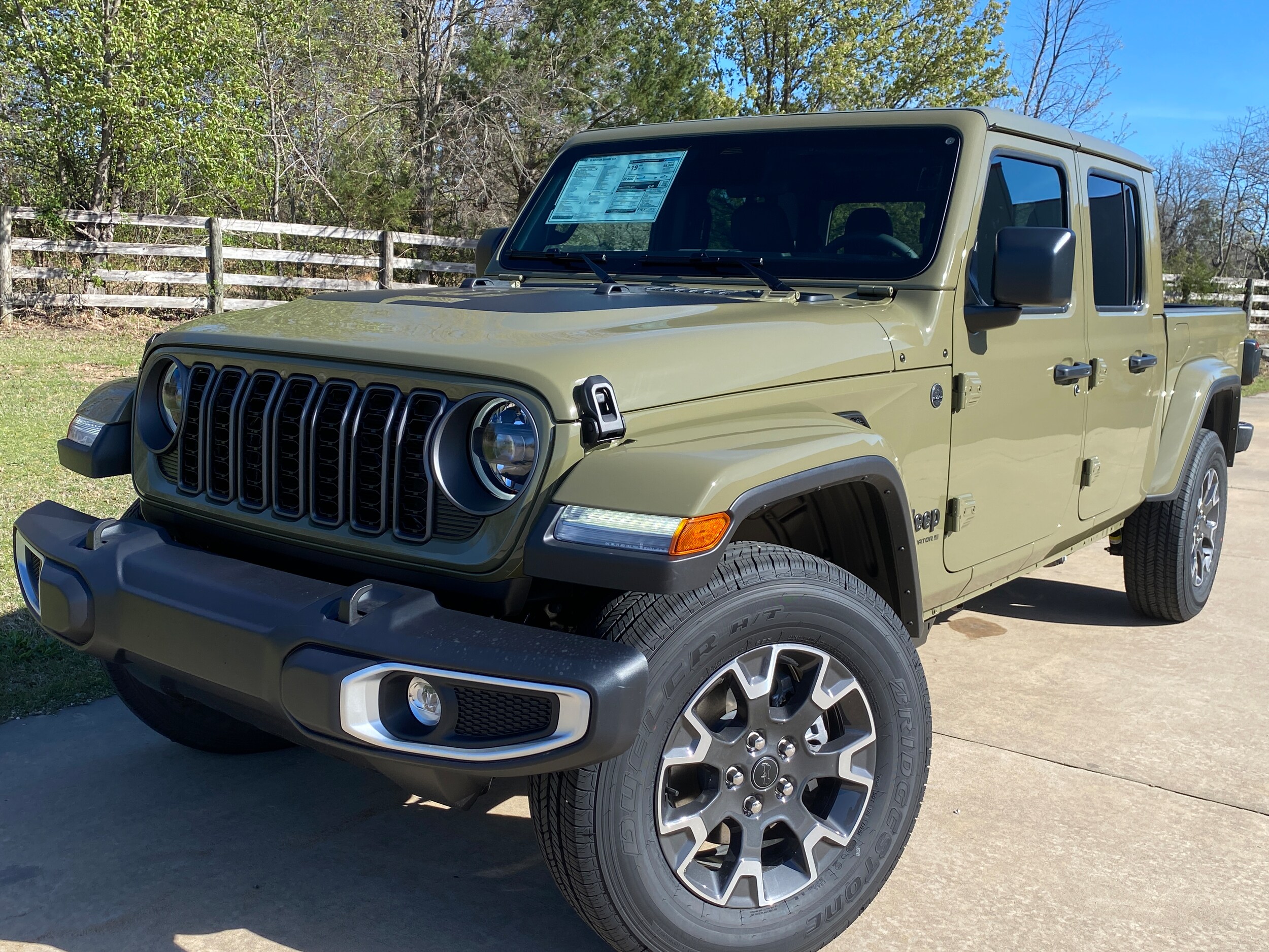 2026 Jeep Gladiator Sahara Auto's photo