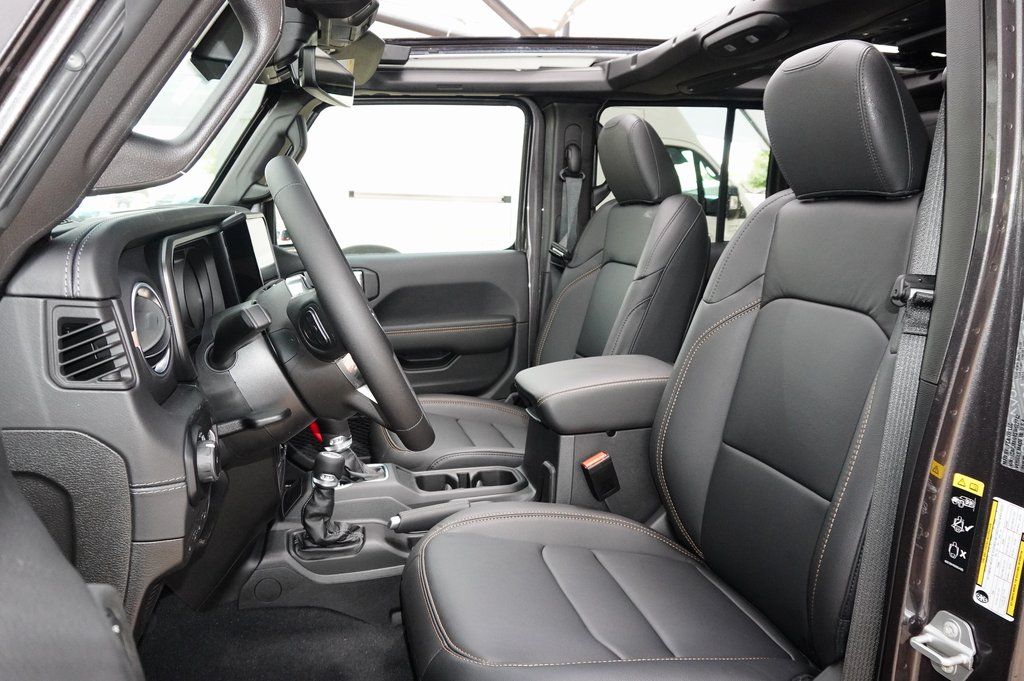 2025 Jeep Wrangler 4-Door Sahara - Photo 11