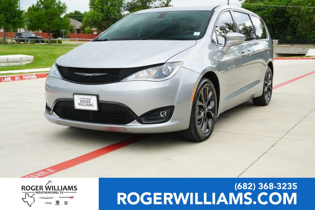 2018 Chrysler Pacifica Touring Plus's photo