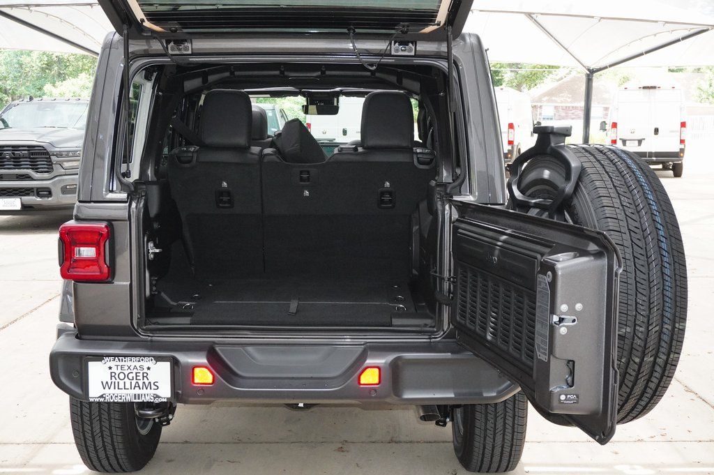 2025 Jeep Wrangler 4-Door Sahara - Photo 13