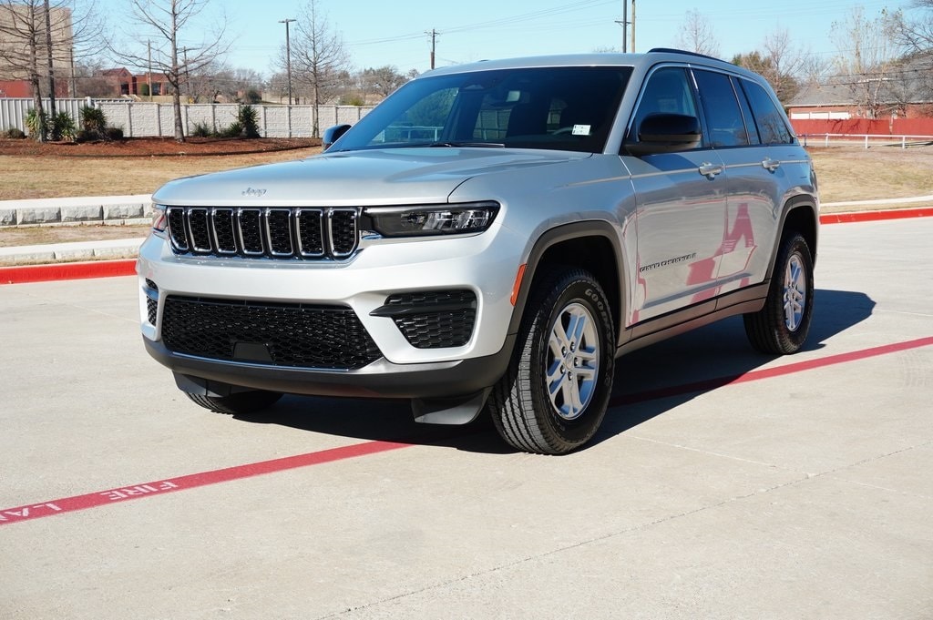 2024 Jeep Grand Cherokee Laredo's photo