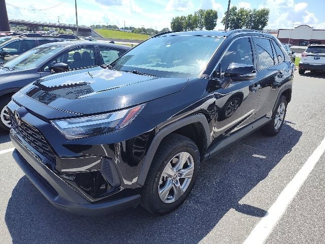 2022 Toyota RAV4 XLE photo 2