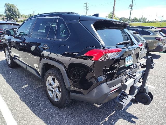 2022 Toyota RAV4 XLE photo 3
