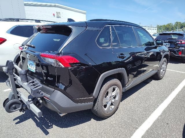 2022 Toyota RAV4 XLE photo 4
