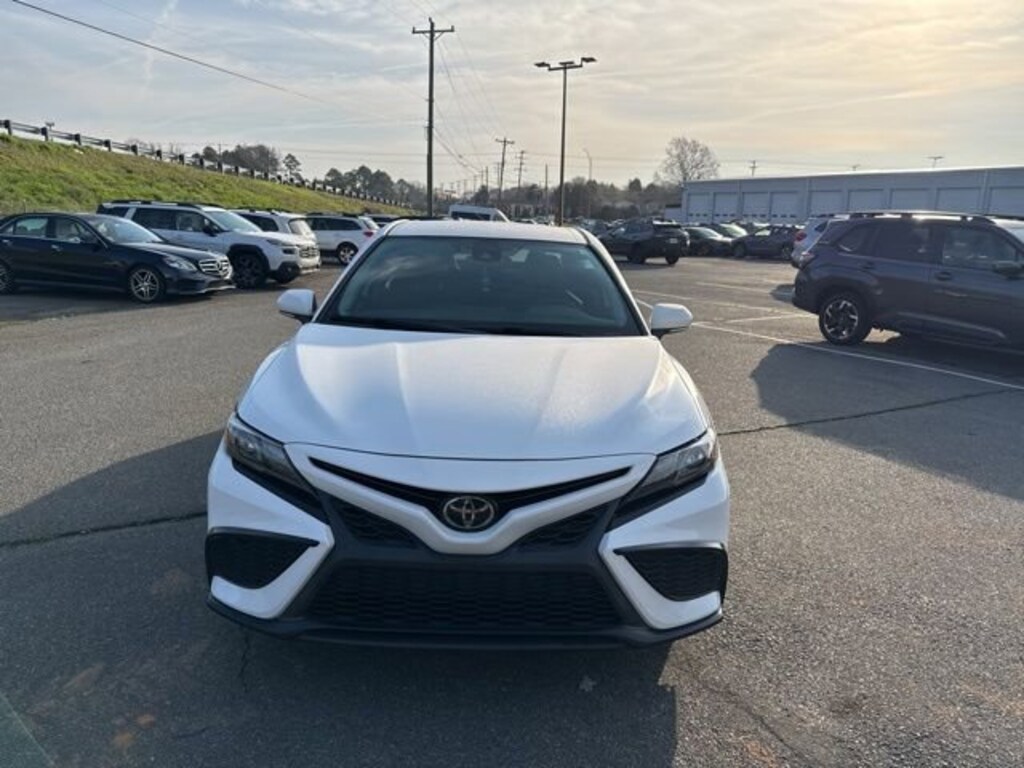 Used 2022 Toyota Camry SE SE Auto