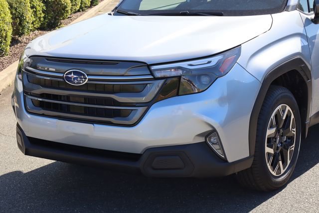 2025 Subaru Forester Premium photo 3