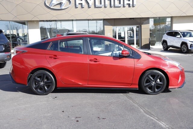 2018 Toyota Prius Four photo 2