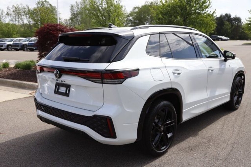 New 2026 Volkswagen Tiguan 2.0T SE R-Line Black SUV