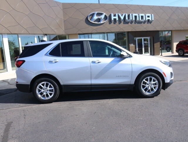 2022 Chevrolet Equinox LT photo 2