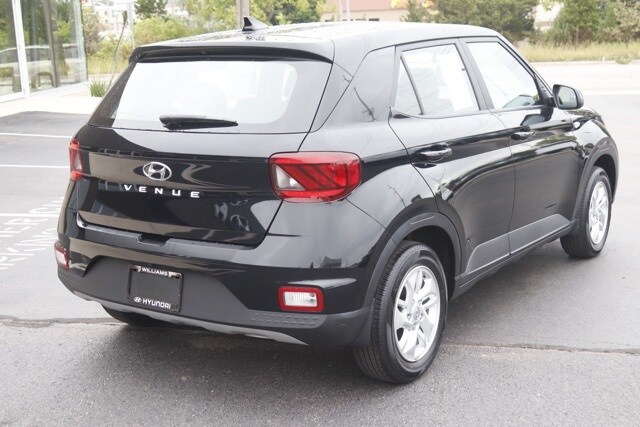 2022 Hyundai Venue SE photo 2