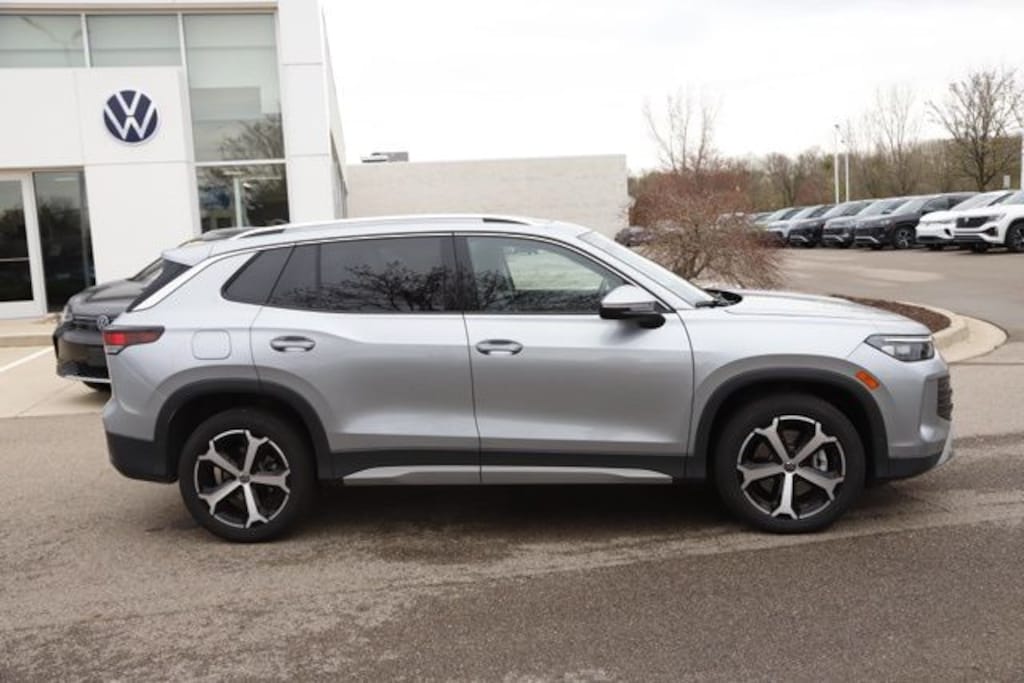 Used 2025 Volkswagen Tiguan 2.0T SE SUV