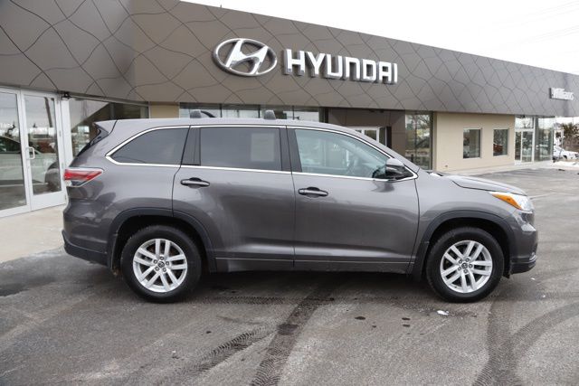 Used 2016 Toyota Highlander LE with VIN 5TDBKRFH1GS350832 for sale in Meridian charter Township, MI