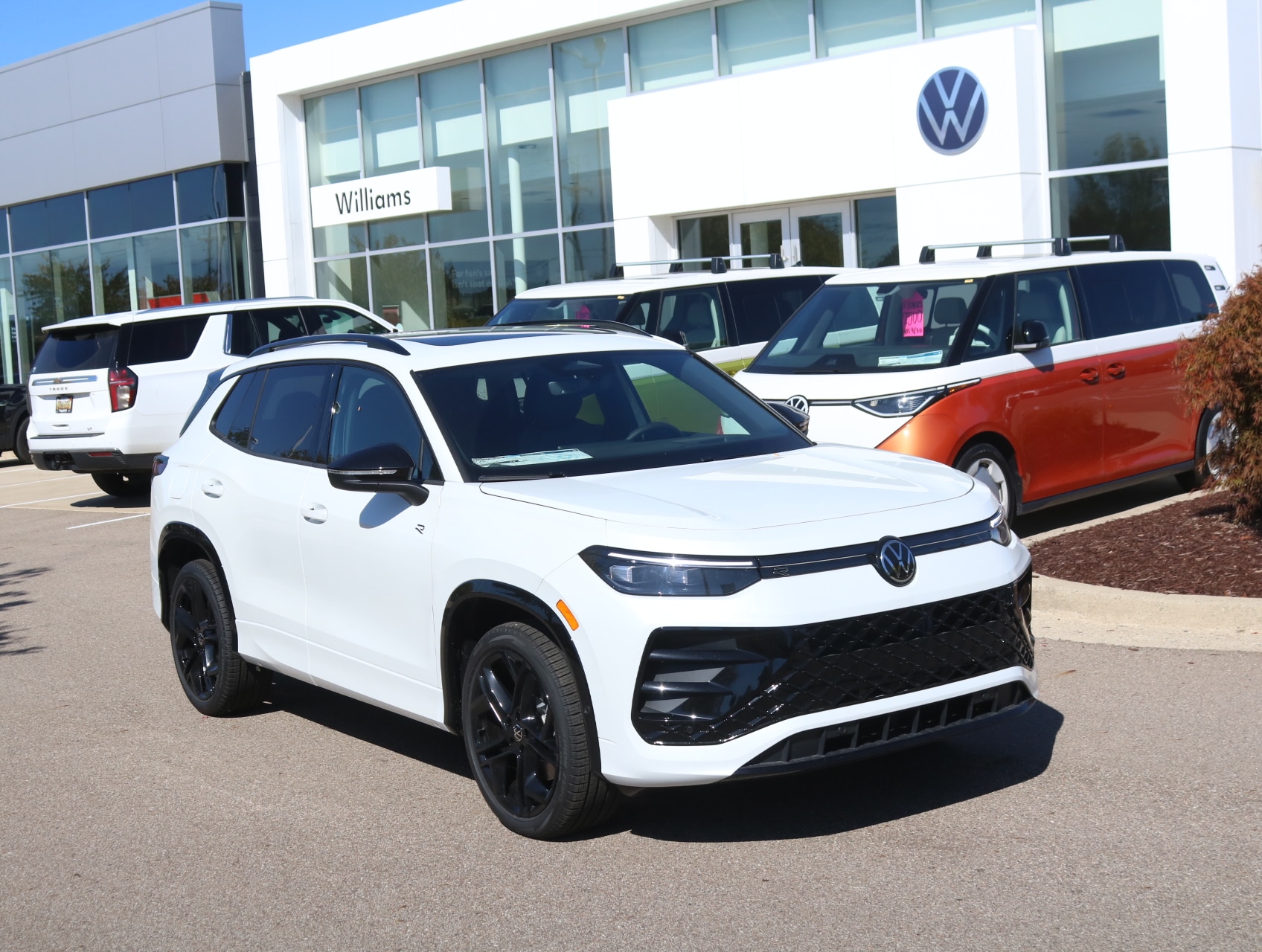 2025 Volkswagen Tiguan SE R-LINE BLACK's photo