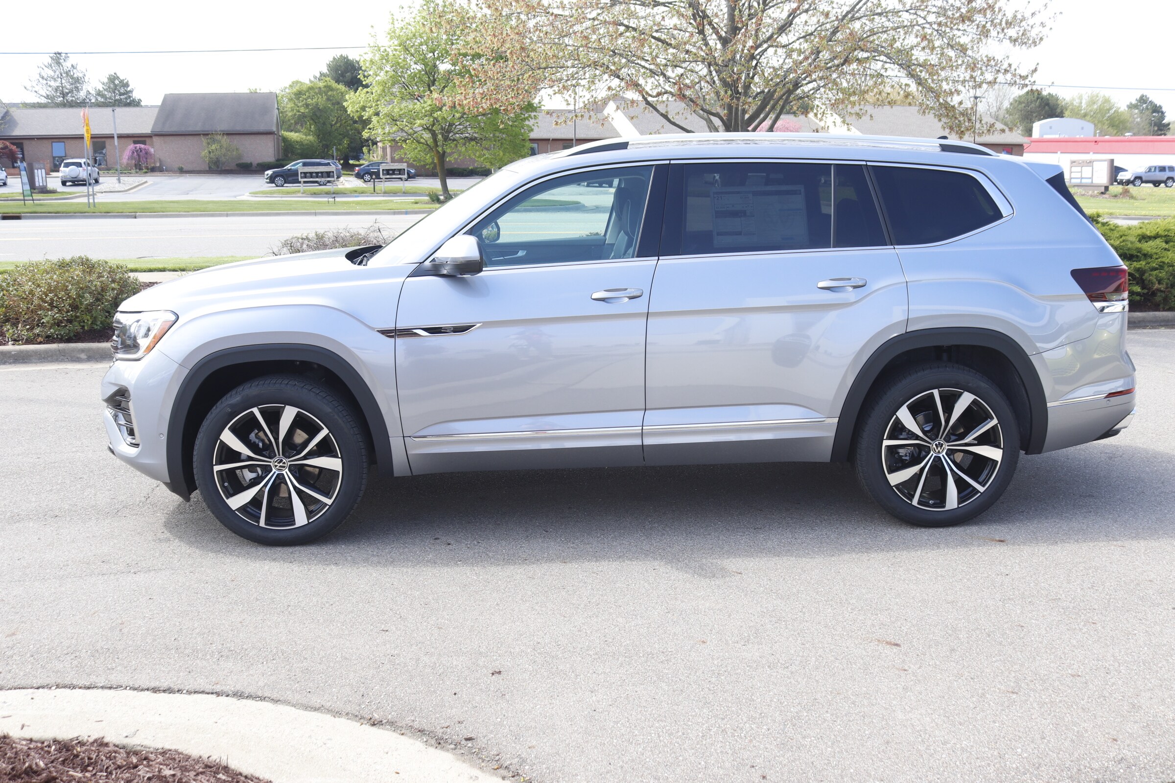 2025 Volkswagen Atlas SEL Premium R-Line photo 8