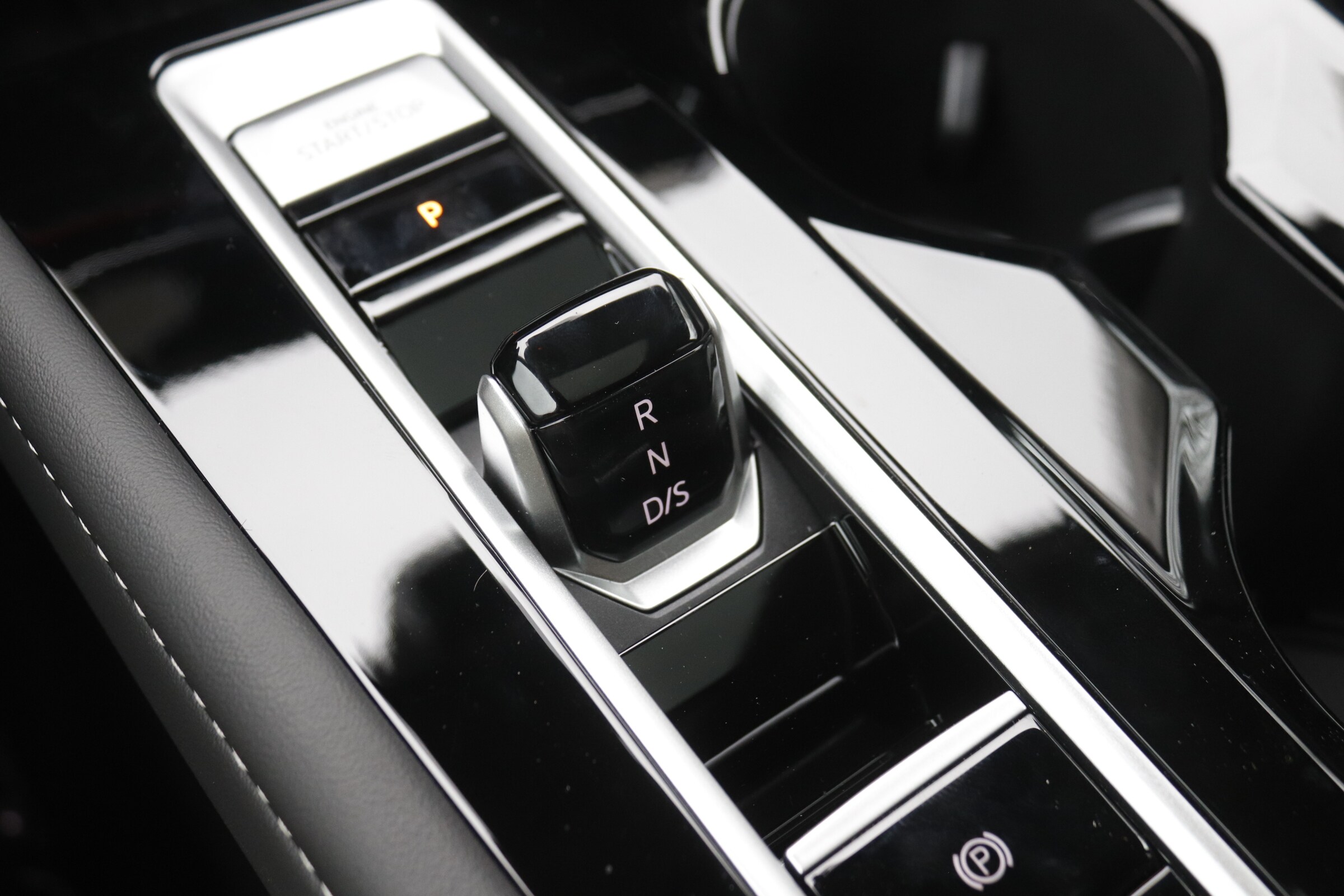 2025 Volkswagen Atlas SEL photo 29