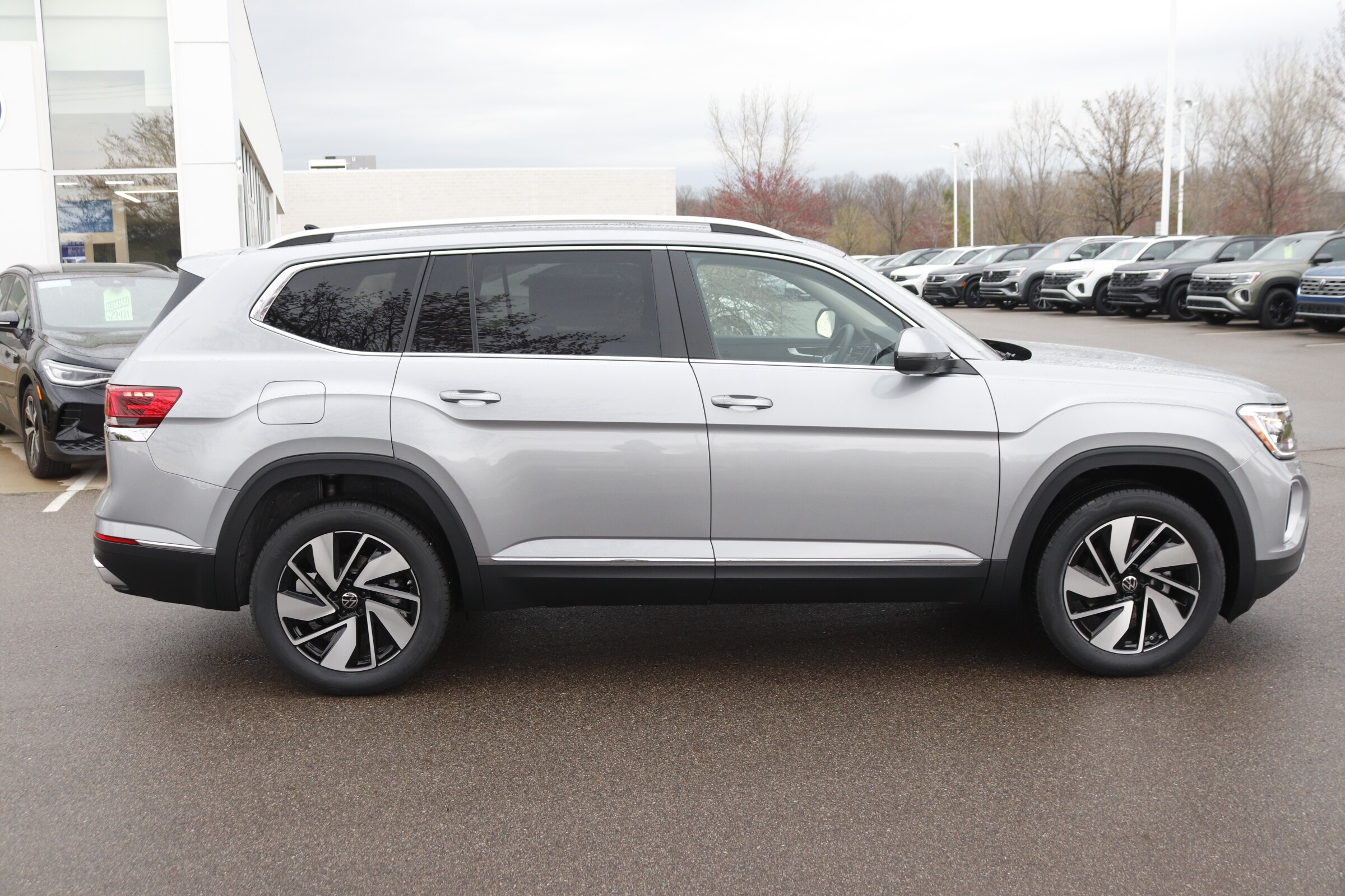 2025 Volkswagen Atlas SEL photo 2