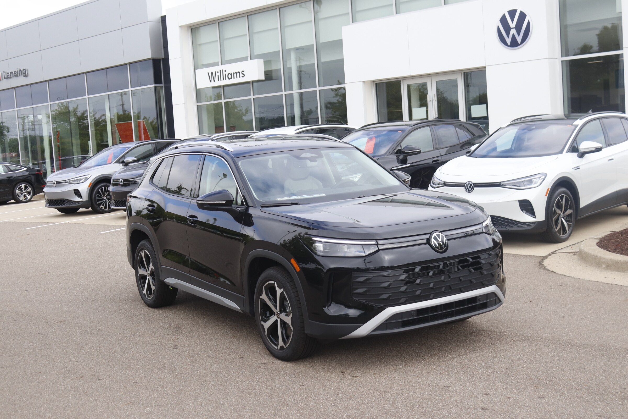 2025 Volkswagen Tiguan SE photo 2