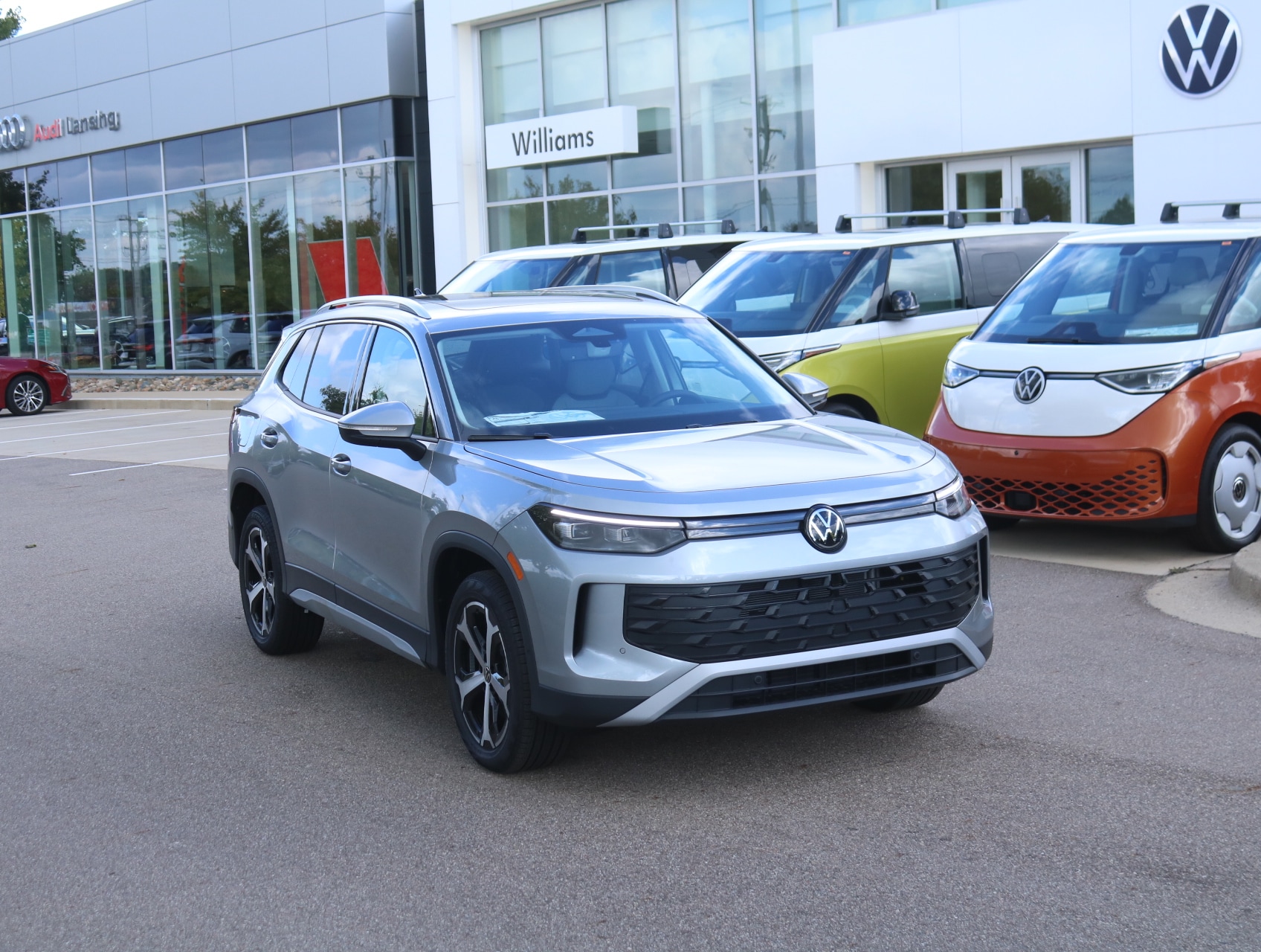 2025 Volkswagen Tiguan SE's photo