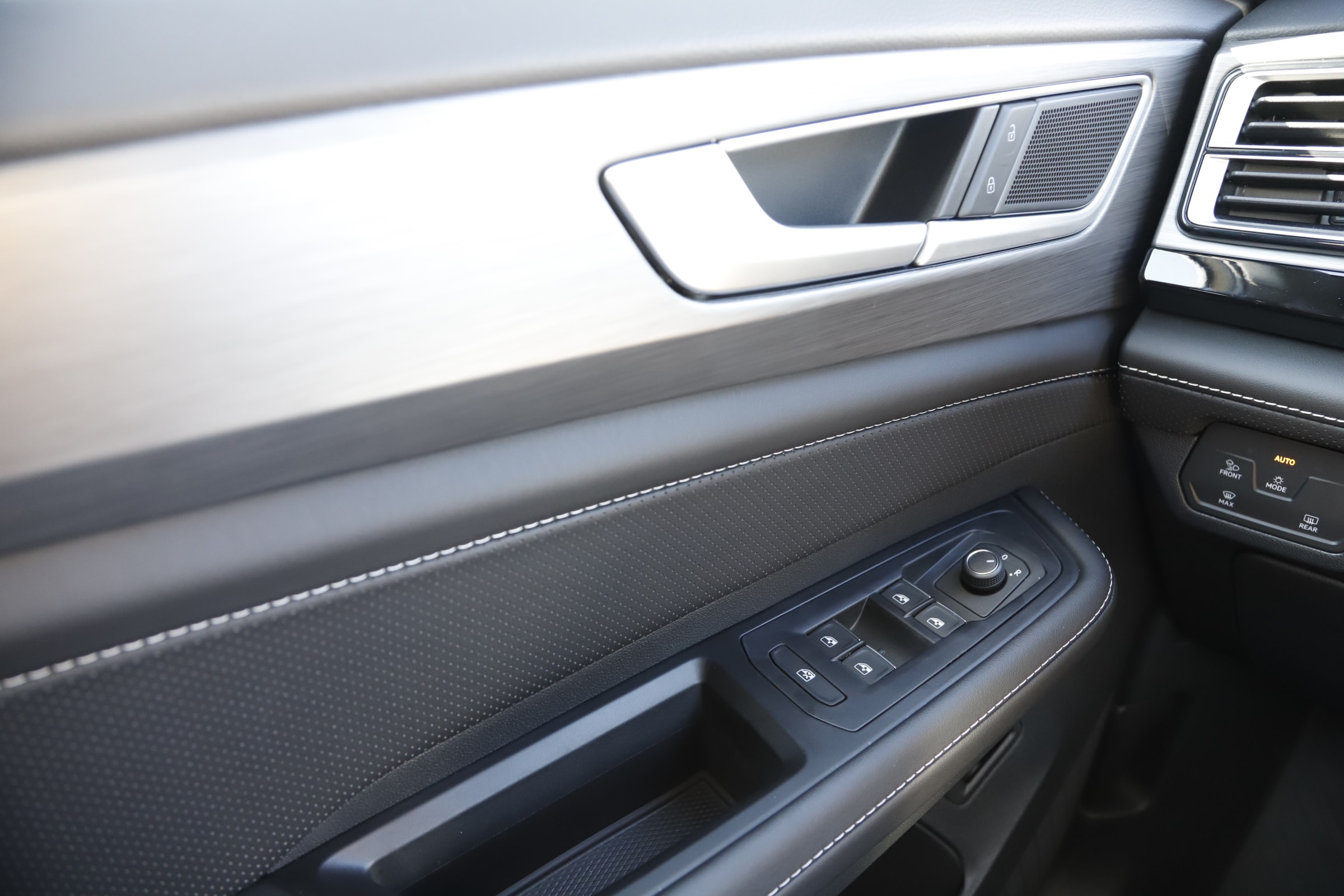 2026 Volkswagen Atlas Cross Sport SE w/Tech - Photo 24