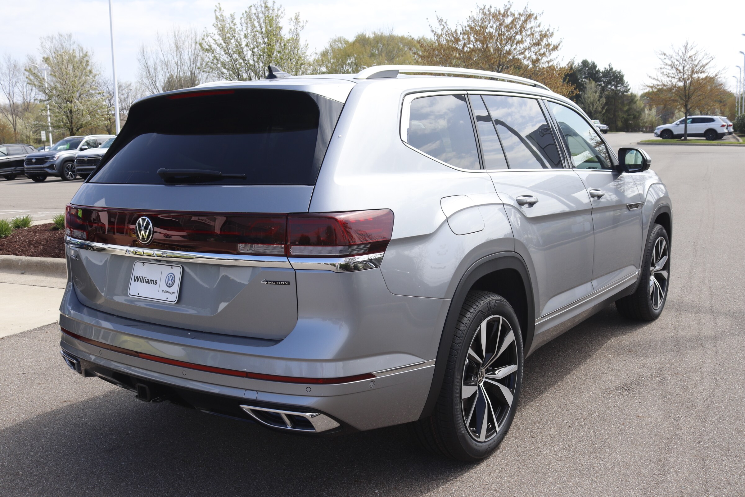 2025 Volkswagen Atlas SEL Premium R-Line photo 3