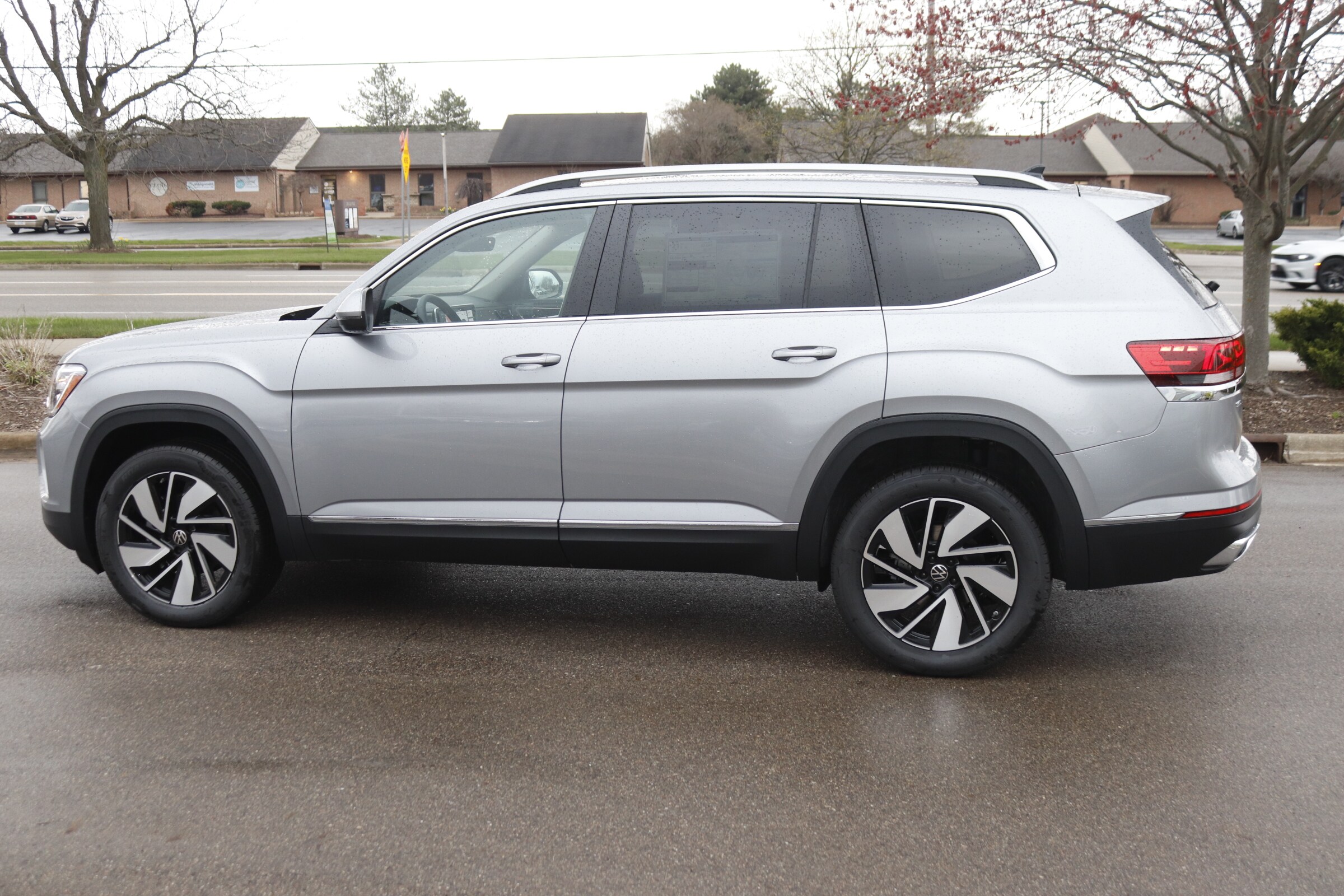2025 Volkswagen Atlas SEL photo 8