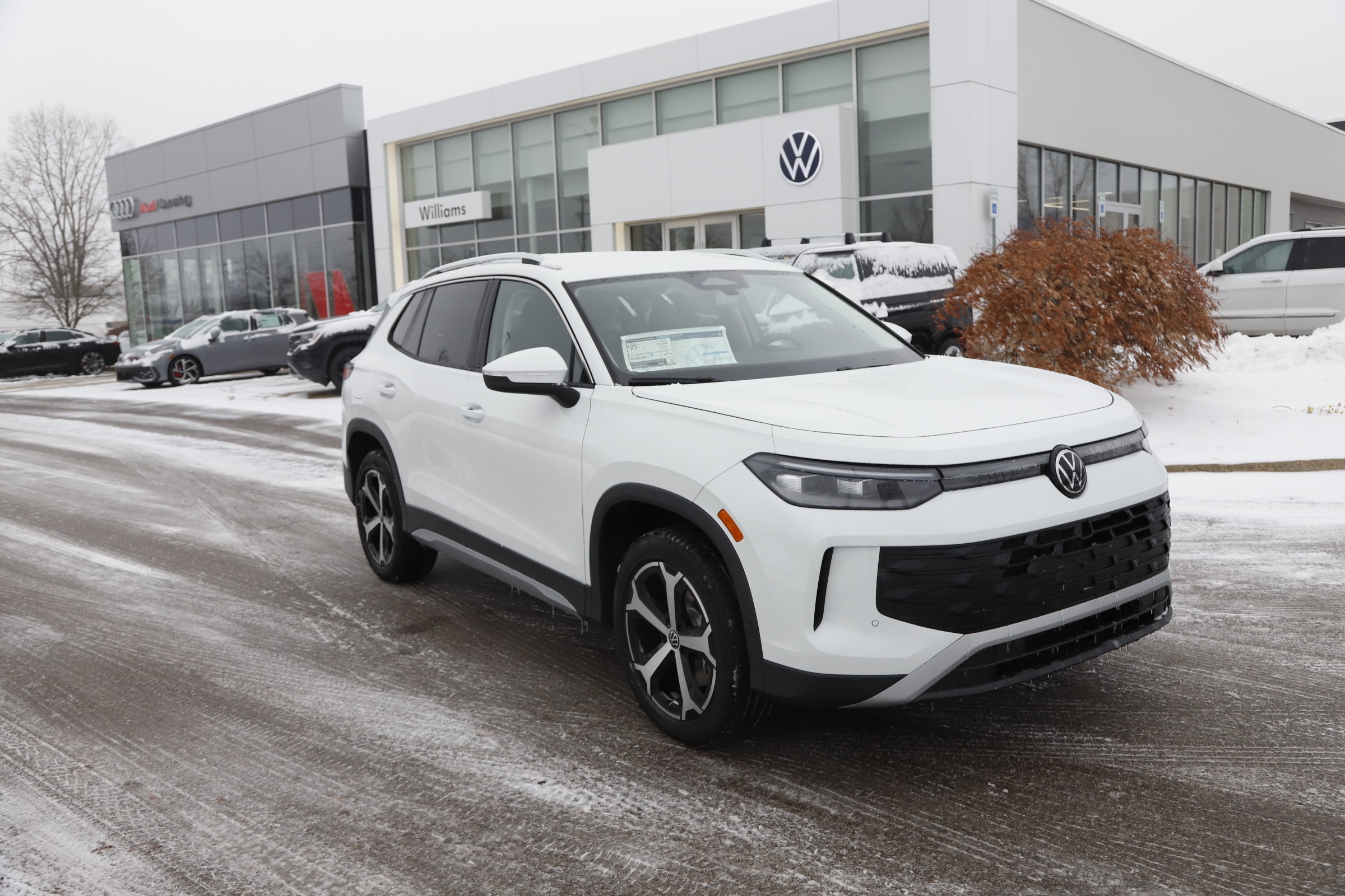 2026 Volkswagen Tiguan SE's photo