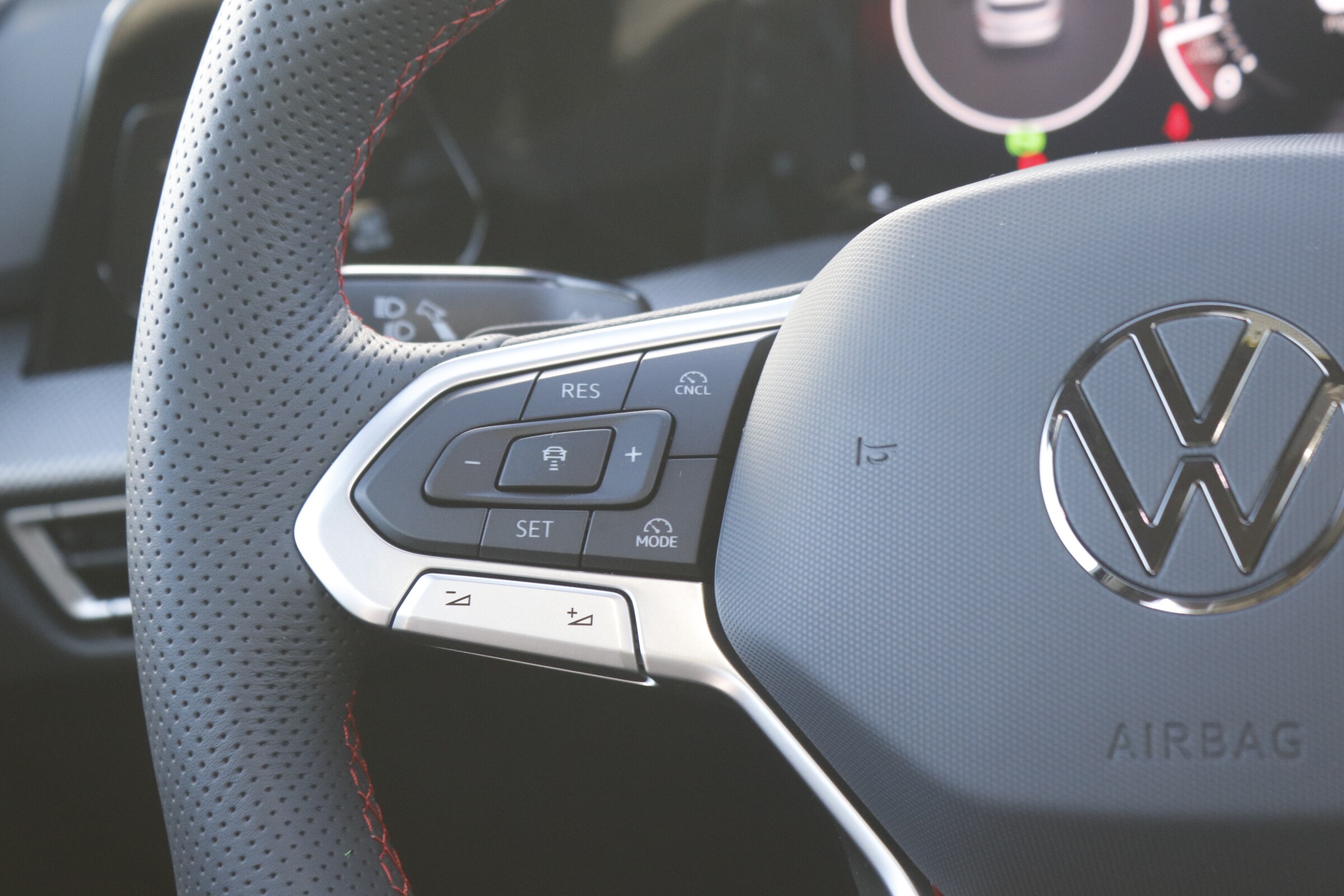 2025 Volkswagen Golf GTI SE photo 18
