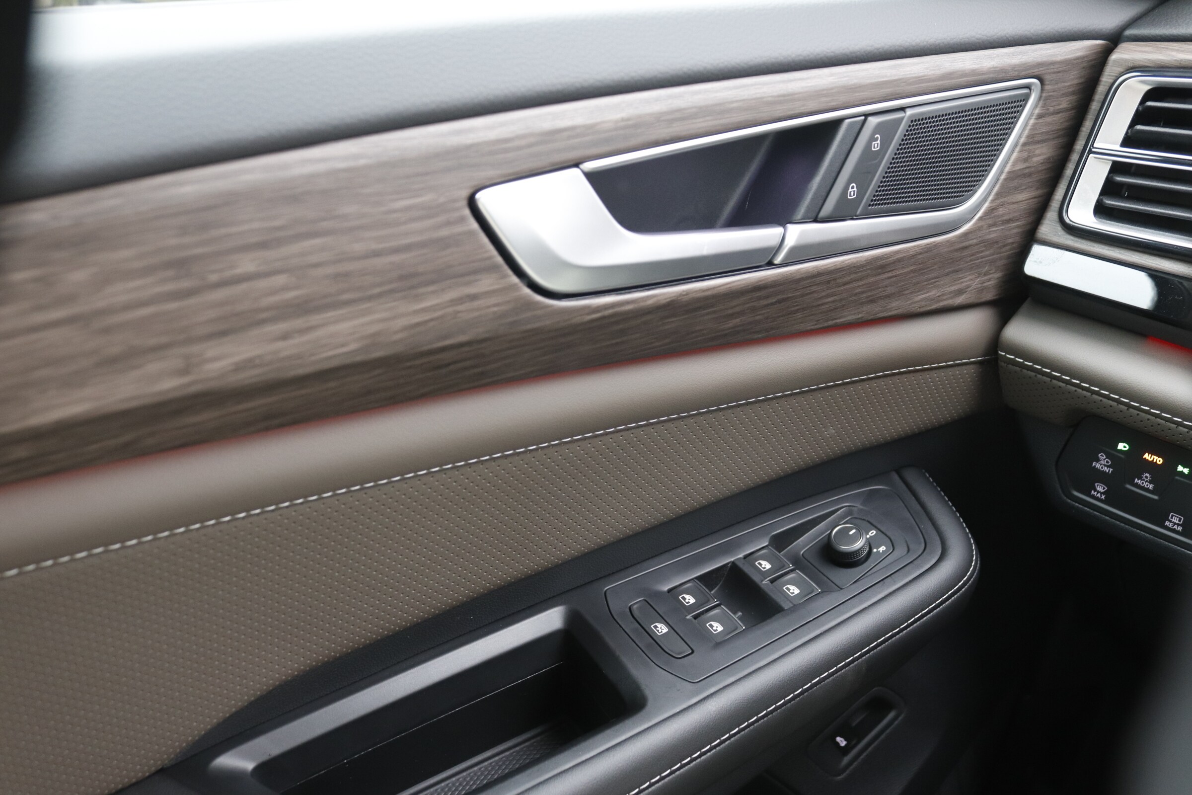 2025 Volkswagen Atlas SEL photo 23